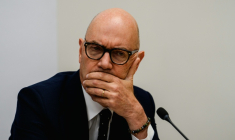 Le ministre français de l'Economie, Roland Lescure, tient une conférence de presse à Paris, le 6 mai 2026 ( AFP / Dimitar DILKOFF )