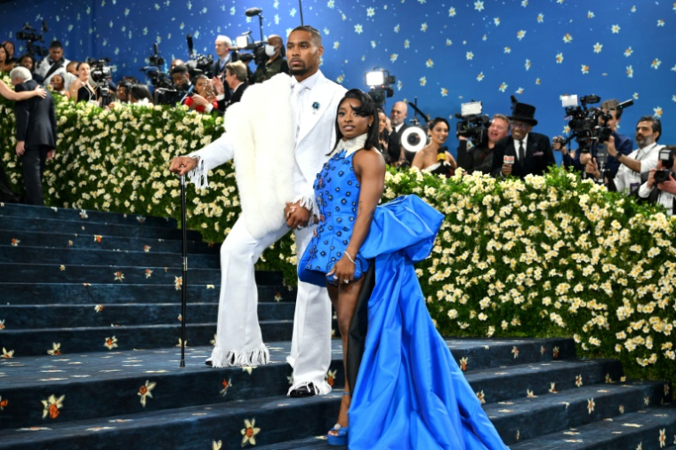 La championne de gymnastique Simone Biles et son mari le footaballeur Jonathan Owens arrivent au gala du Metropolitan Museum de New York, le 5 mai 2025 ( AFP / ANGELA WEISS )