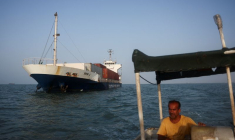 Un navire dans le détroit d'Ormuz, visible près de la plage de Bandar Abbas