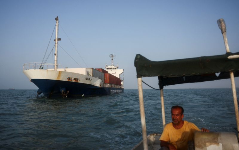 Un navire dans le détroit d'Ormuz, visible près de la plage de Bandar Abbas