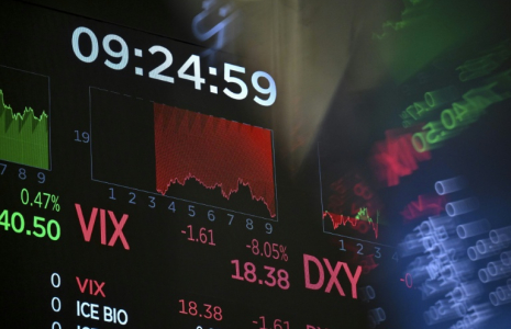 Un écran à la Bourse de New York, le 19 octobre 2026 ( AFP / ANGELA WEISS )