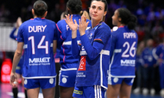 La déception des Françaises après leur défaite contre l'Allemagne en demi-finales du Mondial de handball à Rotterdam, le 12 décembre 2025  ( AFP / JOHN THYS )