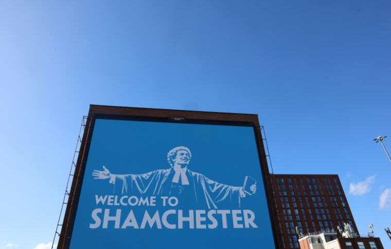 Une publicité de la société de paris sportifs Paddy Power brocarde le club de Manchester City, jugé coupable d'irrégularités financières, le 1er octobre 2026 à Manchester ( AFP / Darren Staples )