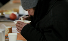 Une sans-abri profite d'un repas chaud offert par l'association "La Mie de Pain" à Paris, le 29 décembre 2025 ( AFP / Alain JOCARD )