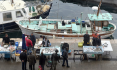 Le marché aux poissons du Vieux Port, à Marseille, le 24 décembre 2014 ( AFP / BORIS HORVAT )