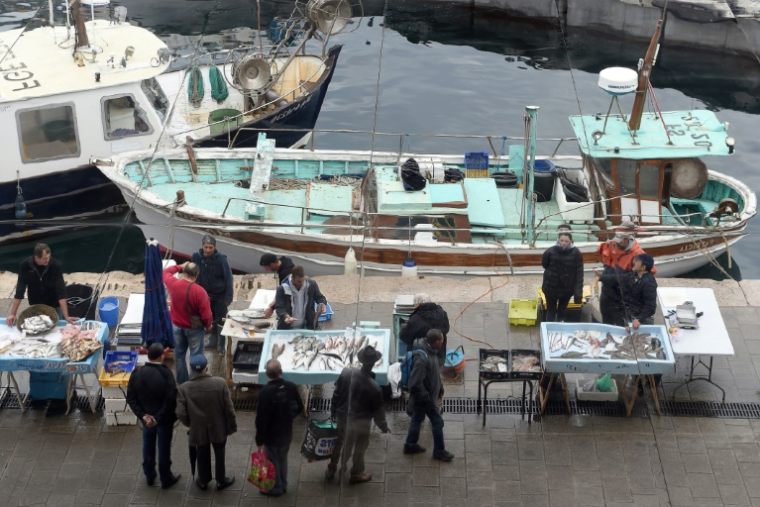 Le marché aux poissons du Vieux Port, à Marseille, le 24 décembre 2014 ( AFP / BORIS HORVAT )