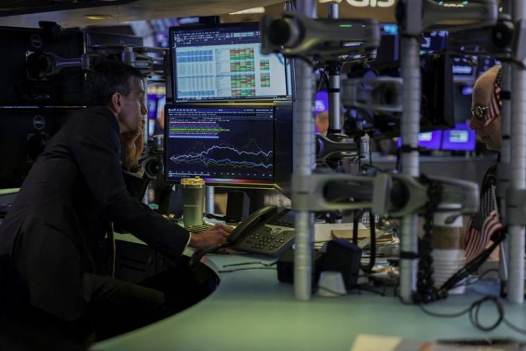Les traders travaillent sur le parquet de la Bourse de New York