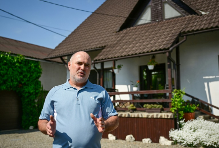 Attila Ambrus, propriétaire d'une maison d'hôtes à Praïd, en Roumanie, le 3 juin 2025 ( AFP / Daniel MIHAILESCU )