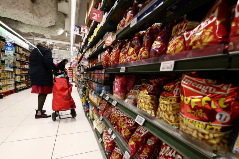 Des clients font leurs courses dans un hypermarché Carrefour à Paris