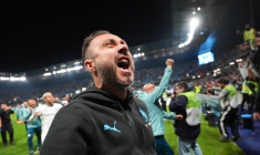 Roberto De Zerbi fête la Ligue des champions avec un fumigène