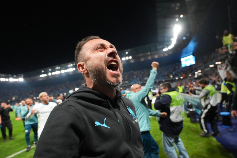 Roberto De Zerbi fête la Ligue des champions avec un fumigène