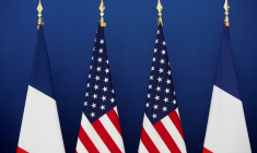 Des drapeaux français et américains à Paris, France