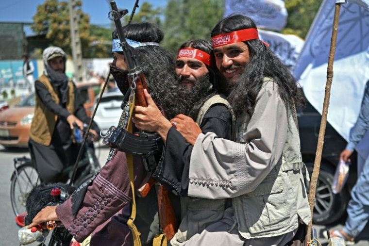 Des membres de forces de sécurité talibanes lors des célébrations des cinq ans du retour au pouvoir en Afghanistan de ce mouvement ultra-rigoriste, le 15 août 2026 à Kaboul  ( AFP / Wakil KOHSAR )