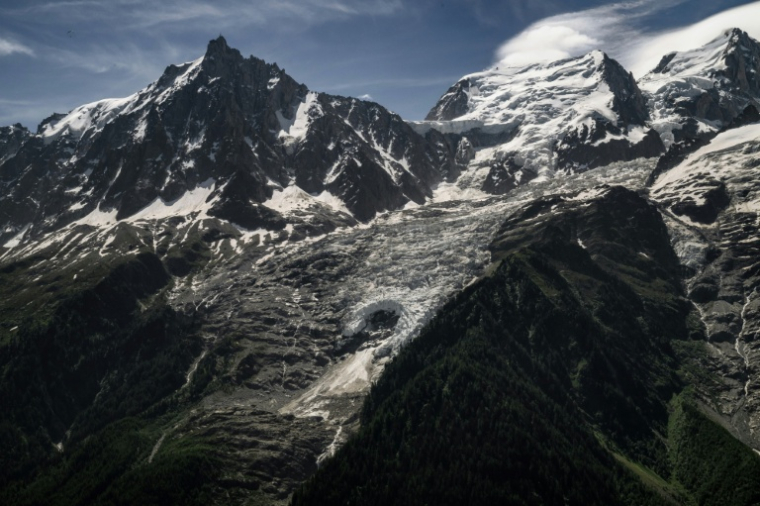Un trou apparu dans le glacier des Bossons sur le massif du Mont-Blanc à Chamonix en Haute-Savoie le 17 juin 2026 ( AFP / Jeff PACHOUD )