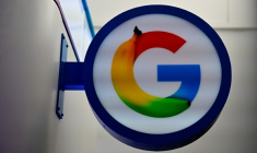 Une pancarte avec le logo de Google dans les locaux d’un centre d’IA de Google lors de son inauguration à Berlin, le 5 mars 2026 ( AFP / Tobias SCHWARZ )