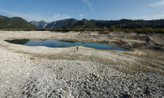 Vue du lac artificiel Broc, presque asséché, près de Nice