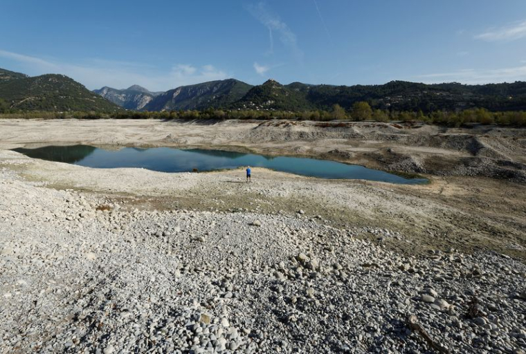 Vue du lac artificiel Broc, presque asséché, près de Nice