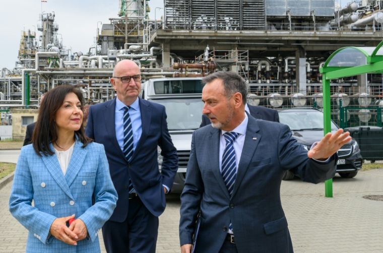 La ministre allemande de l'Économie et de l'Énergie, Katherina Reiche (G), le ministre-président du Land du Brandebourg, Dietmar Woidke (C) et le directeur de la raffinerie PCK, Ralf Schairer, le 11 mai 2026 à Schwedt, dans le nord-est de l'Allemagne ( POOL / Patrick Pleul )