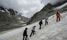 Des randonneurs lors d'une session d'entraînement sur un glacier dans le massif des Ecrins à  Saint-Christophe-en-Oisans, en Isère, le 8 juillet 2025  ( AFP / JEFF PACHOUD )