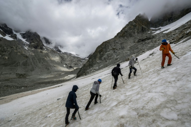 Des randonneurs lors d'une session d'entraînement sur un glacier dans le massif des Ecrins à  Saint-Christophe-en-Oisans, en Isère, le 8 juillet 2025  ( AFP / JEFF PACHOUD )
