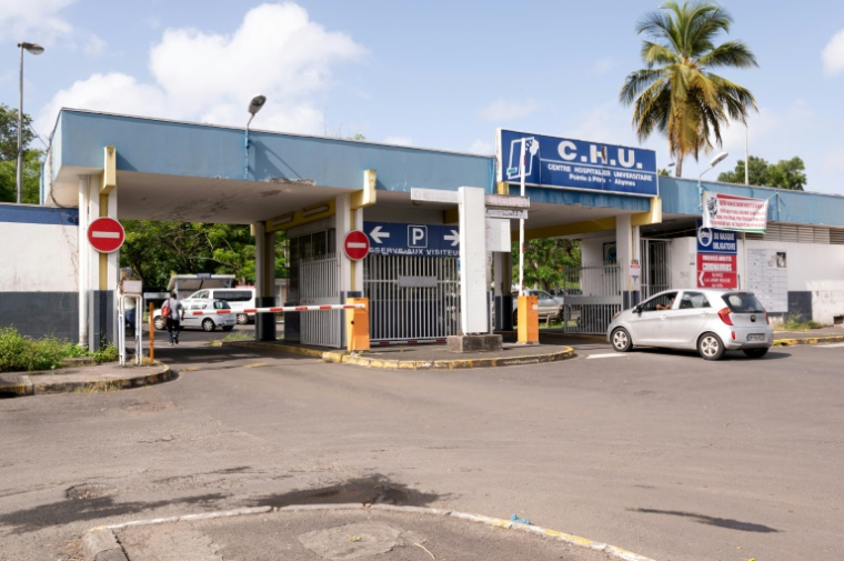 Entrée du centre hospitalier universitaire est photographiée à Pointe-à-Pitre, en Guadeloupe, le 30 juillet 2021 ( AFP / Yannick Mondelo )