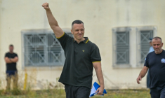 L'ancien porte-parole du parti néonazi Aube dorée, Ilias Kasidiaris, sort de prison à Domokos, dans le centre de la Grèce, le 15 septembre 2026 ( AFP / Aris MESSINIS )