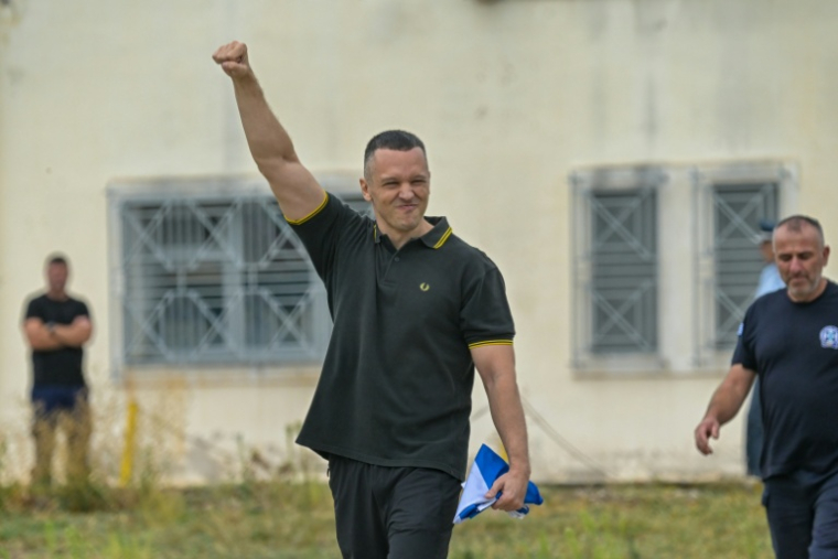 L'ancien porte-parole du parti néonazi Aube dorée, Ilias Kasidiaris, sort de prison à Domokos, dans le centre de la Grèce, le 15 septembre 2026 ( AFP / Aris MESSINIS )