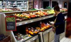 Une femme fait ses courses dans un supermarché à Chanverrie