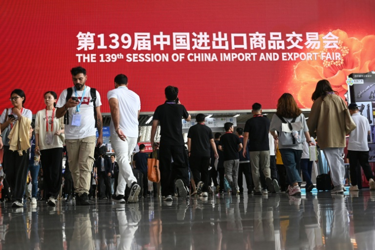 Le public venu visiter la Foire de Canton, en Chine, le 15 avril 2026 ( AFP / Jade GAO )