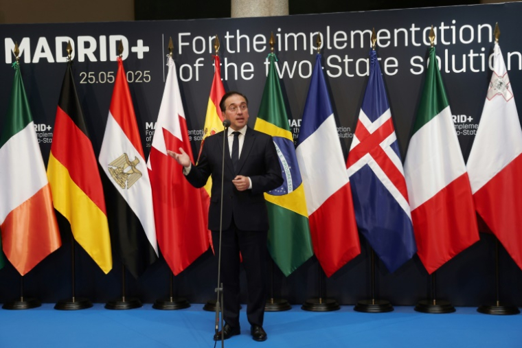 Le ministre des Affaires étrangères espagnol José Manuel Albares, le 25 mai 2025 à Madrid lors d'une réunion sur la guerre à Gaza ( AFP / Pierre-Philippe MARCOU )