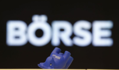 Un taureau en polystyrène est posé sur le côté sur un comptoir de la bourse de Francfort