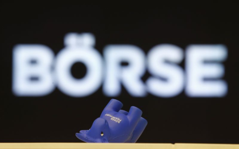 Un taureau en polystyrène est posé sur le côté sur un comptoir de la bourse de Francfort