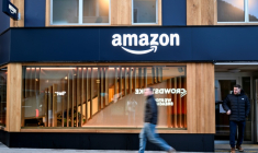 Le logo d'Amazon sur le stand du géant de la vente en ligne à Davos le 19 janvier 2026 ( AFP / INA FASSBENDER )