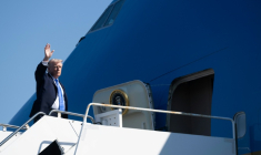 Le président américain Donald Trump salue les personnes présentes à l'aéroport de West Palm Beach en Floride, avant de monter dans Air Force One, le 23 mars 2026 ( AFP / SAUL LOEB )