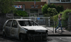 Un véhicule brûlé devant une école de Lormont, près de Bordeaux (illustration) ( AFP / PHILIPPE LOPEZ )