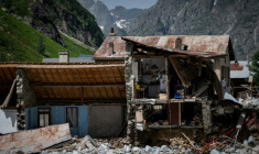 Des maisons détruites, le 21 juin 2024, par une crue dévastatrice de la rivière Veneon au hameau de La Bérarde, le 28 juin 2024 en Isère ( AFP / ARNAUD FINISTRE )