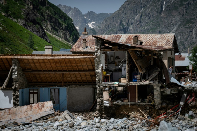 Des maisons détruites, le 21 juin 2024, par une crue dévastatrice de la rivière Veneon au hameau de La Bérarde, le 28 juin 2024 en Isère ( AFP / ARNAUD FINISTRE )