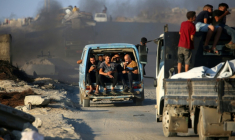 Des Palestiniens fuyant le nord de la bande de Gaza vers le sud du territoire, près du camp de Nousseirat (centre) le 5 septembre 2025 ( AFP / Eyad BABA )