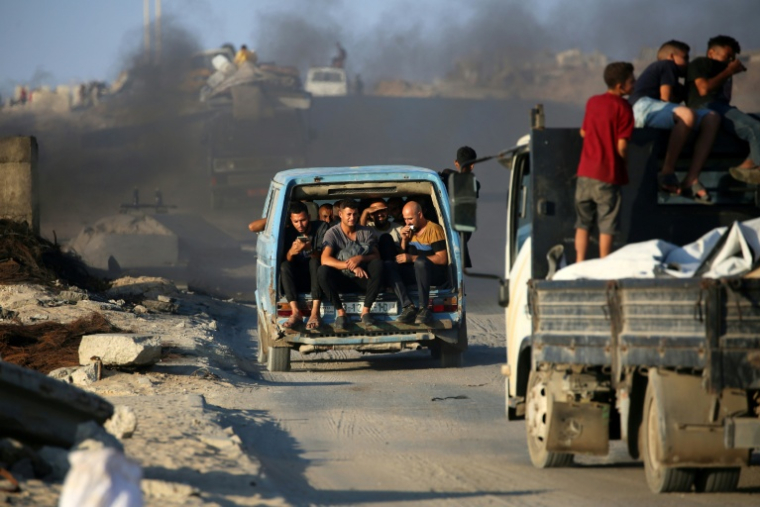 Des Palestiniens fuyant le nord de la bande de Gaza vers le sud du territoire, près du camp de Nousseirat (centre) le 5 septembre 2025 ( AFP / Eyad BABA )