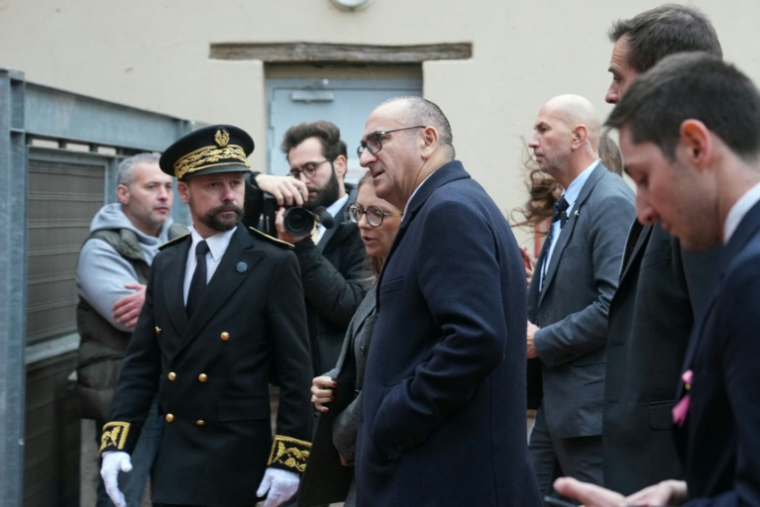 Le préfet des Yvelines Brice Blondel (2e à g), la ministre chargée de la Lutte contre les discriminations Aurore Bergé (4e à g) et le ministre de l'Intérieur Laurent Nuñez (c), en déplacement à Trappes, dans les Yvelines, après des tirs meutriers, le 23 octobre 2026 ( AFP / Dimitar DILKOFF )