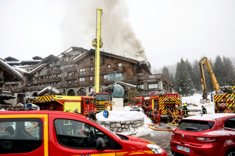 Des établissements touristiques touchés par un incendie, à Courchevel, le 28 janvier 2026 ( AFP / Alex MARTIN )