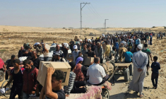 Des Palestiniens déplacés marchent le long d'une route pour recevoir des colis d'aide humanitaire d'un centre d'aide soutenu par les États-Unis à Rafah, dans le sud de la bande de Gaza, le 5 juin 2025 ( AFP / - )