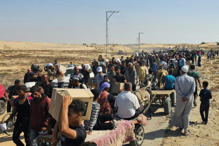 Des Palestiniens déplacés marchent le long d'une route pour recevoir des colis d'aide humanitaire d'un centre d'aide soutenu par les États-Unis à Rafah, dans le sud de la bande de Gaza, le 5 juin 2025 ( AFP / - )