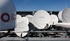 Des antennes paraboliques de couverture GEO sont visibles sur le toit du siège d'Eutelsat Group Paris à Issy-les-Moulineaux