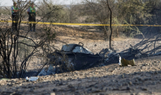 Débris du petit avion dont le crash a fait 13 morts, dans la localité de Vista Alegre, à Nazca, au Pérou, le 1er août 2026 ( AFP / Mariajulia VAREMAN )
