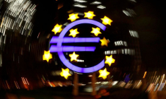 Photo d'archives du signe euro devant l'ancien siège de la Banque centrale européenne à Francfort, en Allemagne