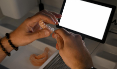 Un employé de l'usine Biotech-Dental à Salon-de-Provence. ( AFP / NICOLAS TUCAT )