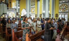 Des catholiques assistent à une messe spéciale à l’église catholique Saint-Joseph à Dar es-Salaam, la capitale tanzanienne, le 29 octobre 2026, en mémoire des personnes tuées, blessées ou disparues lors des violences électorales en Tanzanie en 2025 ( AFP / - )
