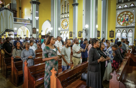 Des catholiques assistent à une messe spéciale à l’église catholique Saint-Joseph à Dar es-Salaam, la capitale tanzanienne, le 29 octobre 2026, en mémoire des personnes tuées, blessées ou disparues lors des violences électorales en Tanzanie en 2025 ( AFP / - )