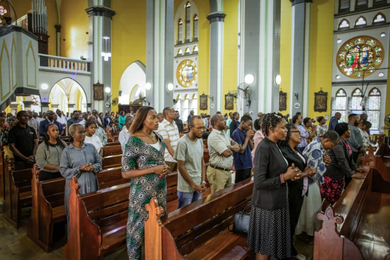Des catholiques assistent à une messe spéciale à l’église catholique Saint-Joseph à Dar es-Salaam, la capitale tanzanienne, le 29 octobre 2026, en mémoire des personnes tuées, blessées ou disparues lors des violences électorales en Tanzanie en 2025 ( AFP / - )